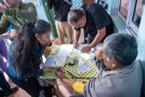 Personal de salud realiza controles a un vecino durante un operativo sanitario