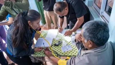 Personal de salud realiza controles a un vecino durante un operativo sanitario