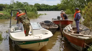 Personal de asistencia trabaja con embarcaciones en una zona afectada por la crecida del Paraná.