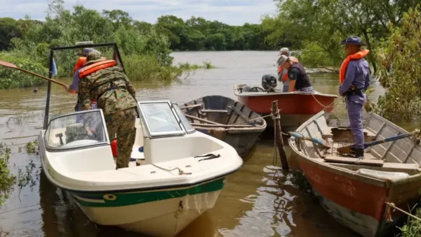 Personal de asistencia trabaja con embarcaciones en una zona afectada por la crecida del Paraná.