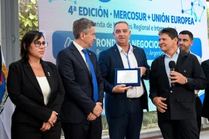 Entrega de una placa de reconocimiento durante la Ronda de Negocios del Chaco