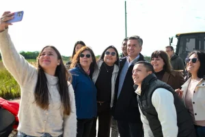Leandro Zdero junto a un grupo de personas durante la recorrida por la obra en Pampa Almirón