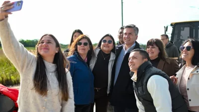 Leandro Zdero junto a un grupo de personas durante la recorrida por la obra en Pampa Almirón