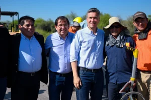 Leandro Zdero y trabajadores durante la recorrida por la obra de la Ruta Provincial 9