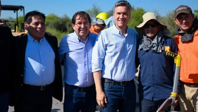 Leandro Zdero y trabajadores durante la recorrida por la obra de la Ruta Provincial 9