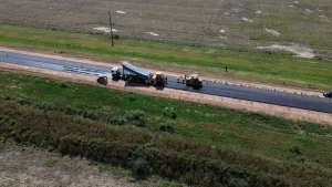 Vista aérea de los trabajos de pavimentación de la Ruta Provincial 6 hacia Las Breñas