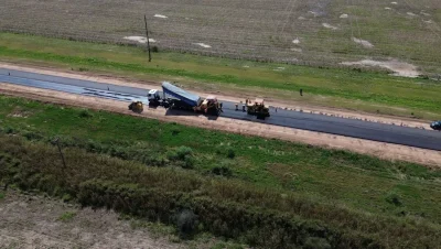 Vista aérea de los trabajos de pavimentación de la Ruta Provincial 6 hacia Las Breñas