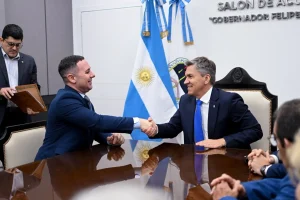 Dos autoridades se estrechan la mano durante la firma de acuerdos entre el Gobierno del Chaco y la UNCAUS
