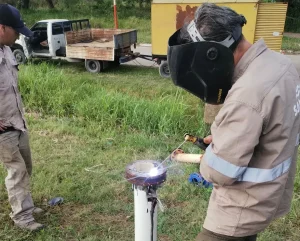 Trabajadores de SAMEEP realizan tareas de soldadura sobre una cañería del acueducto