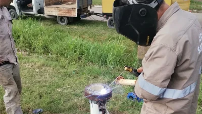 Trabajadores de SAMEEP realizan tareas de soldadura sobre una cañería del acueducto