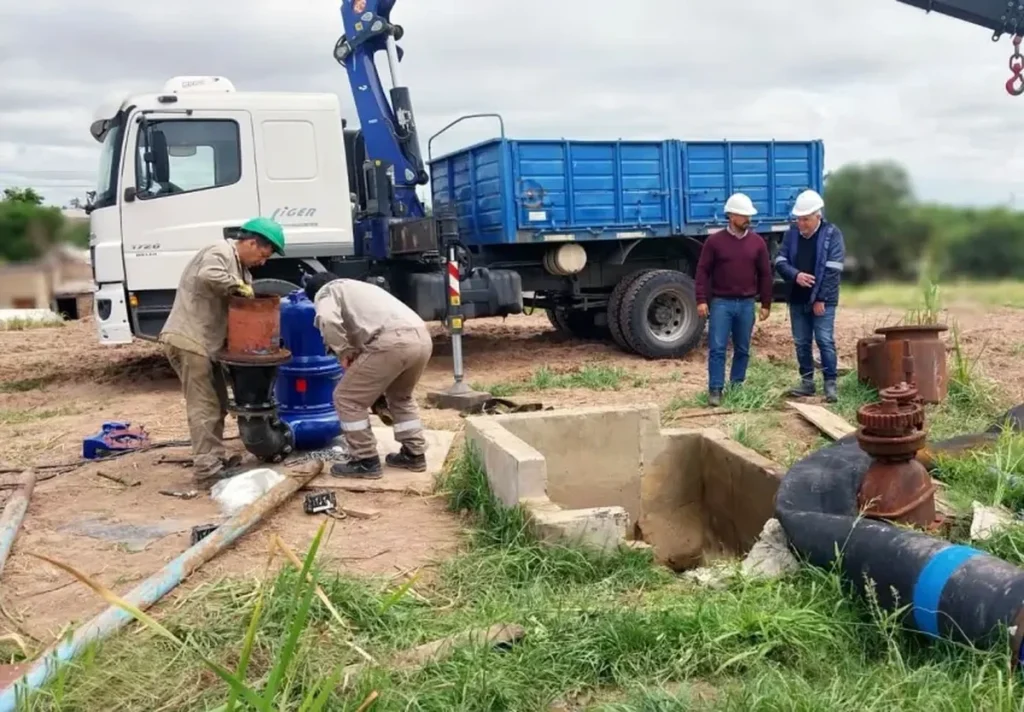 Personal instala una bomba de agua de Sameep en Sáenz Peña