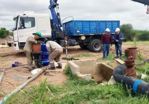 Personal instala una bomba de agua de Sameep en Sáenz Peña
