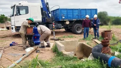 Personal instala una bomba de agua de Sameep en Sáenz Peña