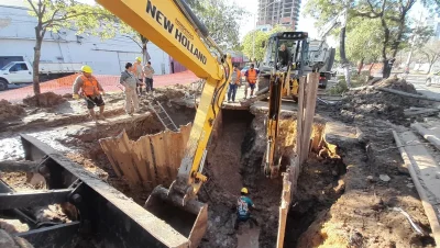 Maquinaria y operarios trabajan en una excavación para reparar una cañería de agua potable en Resistencia.