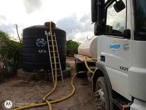 Camión cisterna de SAMEEP junto a un tanque de agua