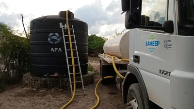 Camión cisterna de SAMEEP junto a un tanque de agua