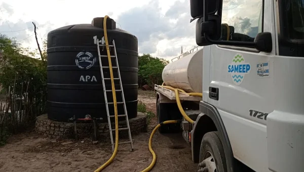 Camión cisterna de SAMEEP junto a un tanque de agua