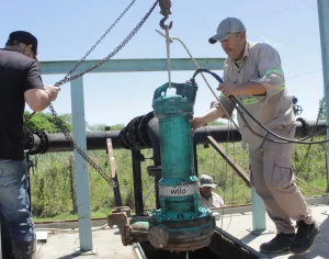 Trabajador revisa una bomba de impulsión de Sameep durante tareas de mantenimiento.