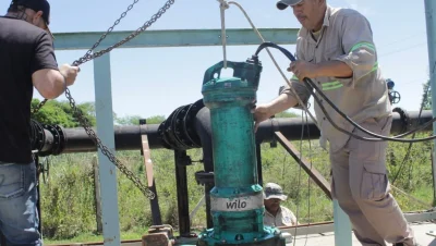 Trabajador revisa una bomba de impulsión de Sameep durante tareas de mantenimiento.