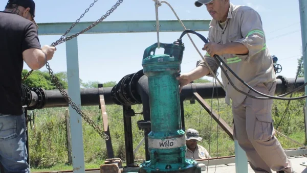 Trabajador revisa una bomba de impulsión de Sameep durante tareas de mantenimiento.