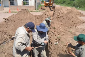 Trabajadores realizan una conexión de agua potable en Los Frentones