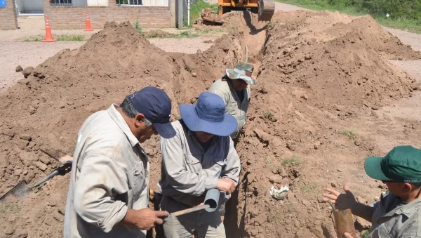 Trabajadores realizan una conexión de agua potable en Los Frentones