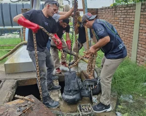 Trabajadores durante la reparación del pozo cloacal de Puerto Tirol