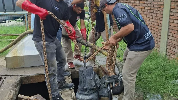 Trabajadores durante la reparación del pozo cloacal de Puerto Tirol