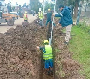 Trabajadores de Sameep realizan tareas en una zanja de Quitilipi