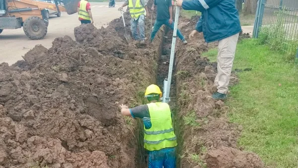 Trabajadores de Sameep realizan tareas en una zanja de Quitilipi