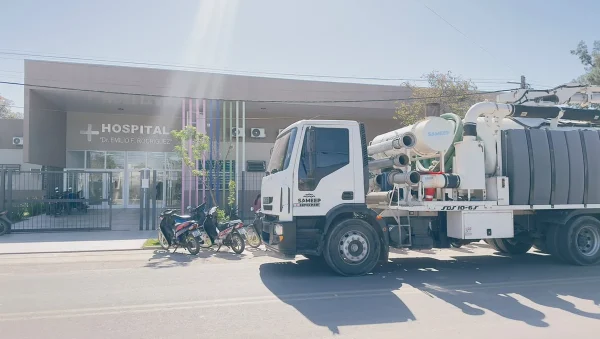 Camión desobstructor de SAMEEP frente al Hospital Dr. Emilio F. Rodríguez en Quitilipi