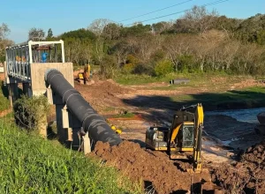 Sameep trabaja durante la noche para recuperar el servicio de agua
