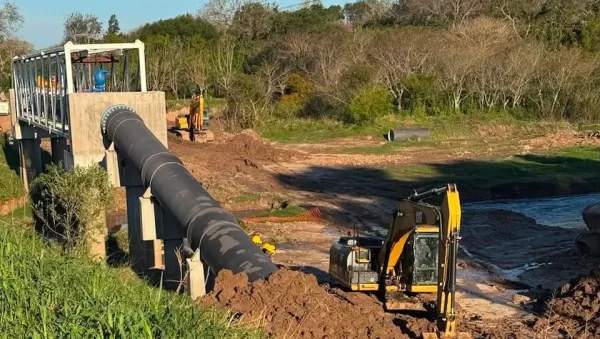 Sameep trabaja durante la noche para recuperar el servicio de agua