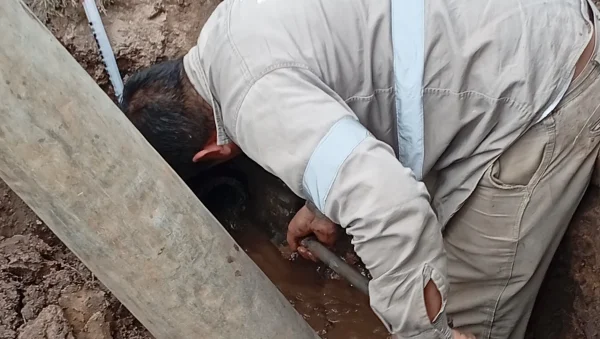 Trabajador de Sameep interviene una conexión cloacal en Villa Ángela
