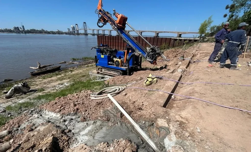 Maquinaria trabaja en la defensa costera de San Pedro Pescador con el puente General Belgrano de fondo
