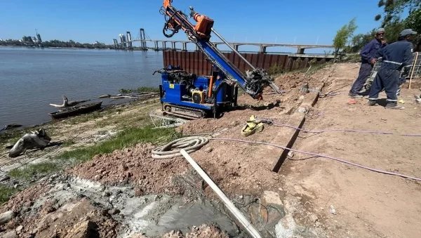 Maquinaria trabaja en la defensa costera de San Pedro Pescador con el puente General Belgrano de fondo