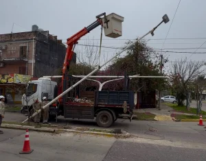 Trabajadores de Secheep retiran una estructura de alumbrado durante un operativo en Resistencia