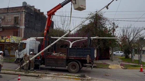 Trabajadores de Secheep retiran una estructura de alumbrado durante un operativo en Resistencia
