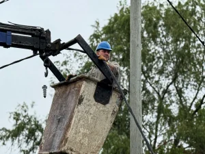 Trabajador de Secheep instala una luminaria en la Isla del Cerrito