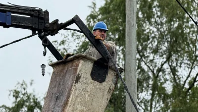 Trabajador de Secheep instala una luminaria en la Isla del Cerrito