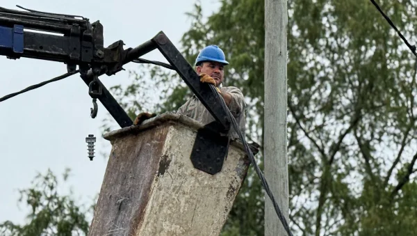 Trabajador de Secheep instala una luminaria en la Isla del Cerrito