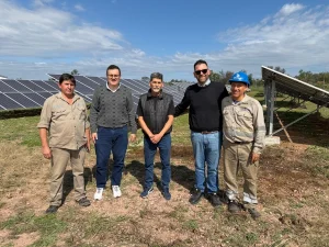 Personal de SECHEEP junto al parque solar de Comandancia Frías