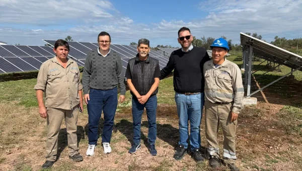 Personal de SECHEEP junto al parque solar de Comandancia Frías