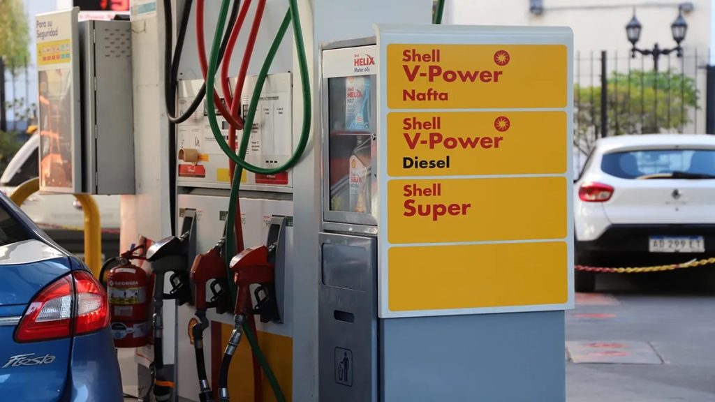 Shell y Axion bajan precios y siguen a YPF con rebajas en combustibles