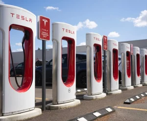 Supercargadores Tesla alineados para vehículos eléctricos.