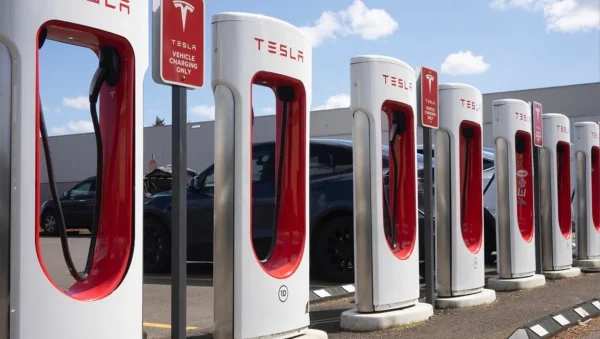Supercargadores Tesla alineados para vehículos eléctricos.