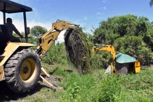 Retroexcavadora retira vegetación del reservorio del barrio UCAL.
