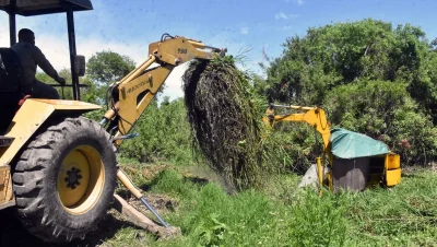 Retroexcavadora retira vegetación del reservorio del barrio UCAL.