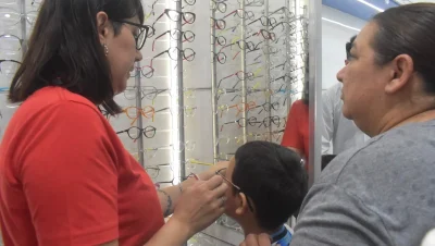 Estudiante con anteojos durante una jornada de Ver para Ser Libres en Chaco