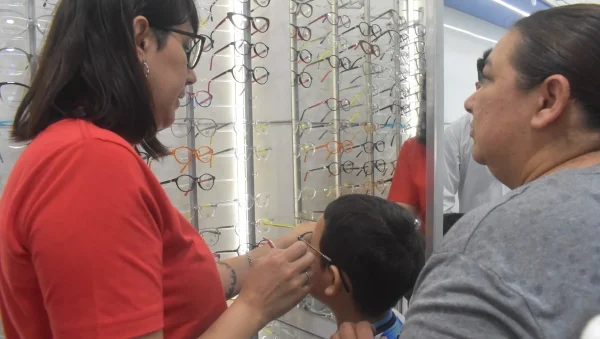 Estudiante con anteojos durante una jornada de Ver para Ser Libres en Chaco